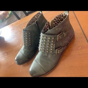 Lucky brand dosey studded flat booties , leather ankle boot, barely worn